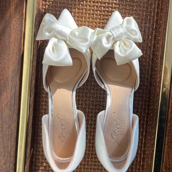 Elegant Jewel Badgley Mischka White Bow Bridal Pumps - Picture 7 of 15